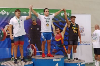 Brayan levantando los brazos en el podio.