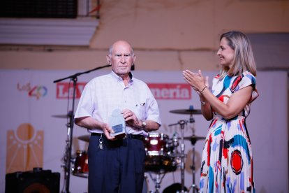 Premio Gente para Evaristo Rubio Carrillo. Lo ha entregado Maribel Sánchez Torregrosa, diputada nacional del PP por Almería.