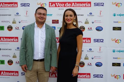 La diputada y concejal del Ayuntamiento de Cantoria, Loly Cruz junto al también concejal cantoriano, Pedro Parra posaron para LA VOZ minutos antes del inicio de la gala.