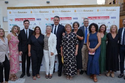 El grupo de Teatro Tarambanas de Olula del Río junto al alcalde de Tíjola, José Juan Martínez, Francisco Bellido, delegado de Inclusión Social de la Junta y Antonio Martínez Pascual, alcalde de Olula, que acudió al evento con parte de su equipo.