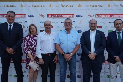 Guillermo Casquet, delegado de Industria junto al alcalde de Tíjola, José Juan Martínez los concejales de Macael, Emilio Cruz y Miguel Martínez y el galardonado en los XIV Premios del Almanzora, Francisco Alías y su mujer, María Dolores.
