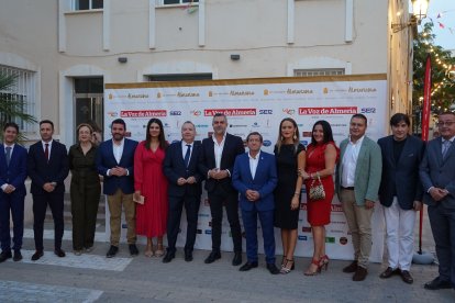Pedro Manuel de la Cruz, Antonia Sánchez, Ricardo Céspedes, Guillermo Mirón y Olivier Martínez de LA VOZ junto a los diputados del PSOE, J. M Ruiz, Loly Cruz, Noemí Cruz, el parlamentario, J. A Lorenzo y los ediles de Serón, Macael, Tíjola y Cantoria.