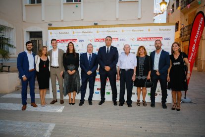 José Juan Martínez, alcalde de Tíjola junto con su equipo de gobierno del que también forma parte la alcaldesa pedánea de El Higueral posan junto al premiado, Evaristo Rubio y los responsables de LA VOZ, Pedro Manuel de la Cruz.