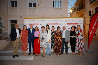 El delegado de Salud de la Junta, Juan de la Cruz junto a la alcadesa de Albox, María del Mar Alfonso y parte de su corporación municipal posan junto a el equipo de La Filabresa, la diputada, Ana Lourdes Ramírez y la diputada Maribel Sánchez.