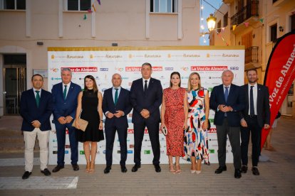 La diputada Maribel Sánchez, el senador Jesús Caicedo, la parlamentaria Ángeles Martínez, los delegados, Francisco Bellido, Guillermo Casquet, y Juan de la Cruz junto a José Antonio García y Ana Lourdes Ramírez de Diputación y el alcalde de Tíjola.