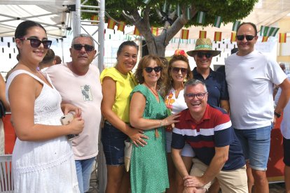 Los antusos disfrutan de su feria de medio día entre montaditos de morcilla y de tocino.