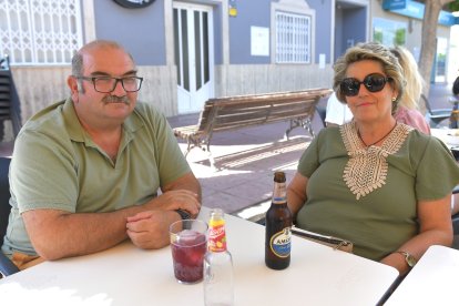 Isabel y Miguel no se han querido perder la feria del mediodía de su pueblo.