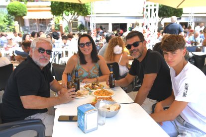 Cesar, Puri, Juan y Diego han llegado a la feria antusa desde Murcia.