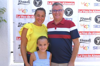 Isabel, la pequeña OIga y Antonio se lo han pasado de lujo en la feria de su pueblo.