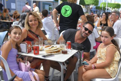 Irene, Nany, Diego y Valeria han disfrutado de unas buenas tapas de migas.