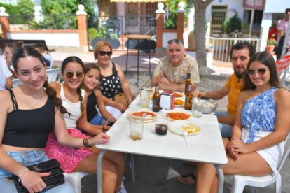 La familia Artero y amigos en la feria de mediodía de Antas.