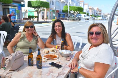 Isabel, Paula y Ana tres amigas que difrutan de la gastronomía popular y de sus fiestas.