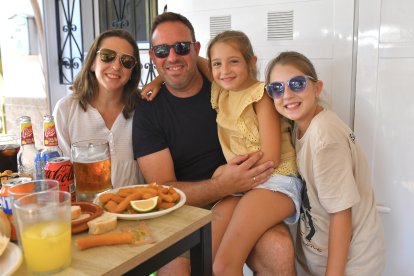 Violeta, Domingo, la pequeña Violeta y Alejandra se lo han pasado en grande en la feria.