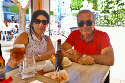 Mari Carmen y José en cervecería Frandi disfrutando de las tapas y unas bebidas fresquitas.
