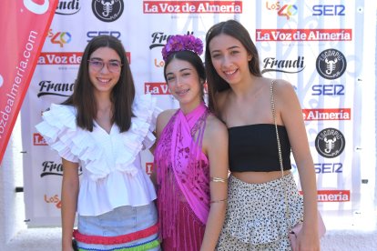 Marta, Isa y Begoña posan para La Voz de Almería en la feria.