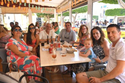 La familia de Azucenos disfrutan de la gastronomía de la feria de mediodía.