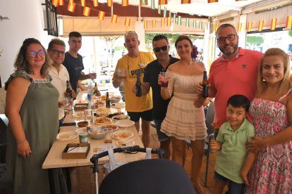 La familia de Cárnicas Rodrigo en pie para brindar por la Virgen de la Cabeza.