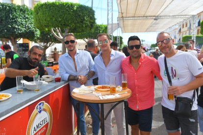 Uno de los camareros de bar Frandi junto a los amigos: Rodri, Alex, Miguel Ángel y Fran