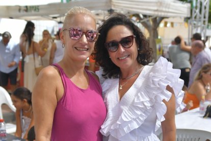 Clara y Luisa lo pasan en grande en la feria de Antas.
