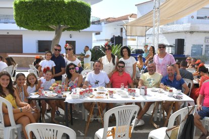 El alcalde de Antas Pedro Ridao, junto a familiares y amigos en las fiestas de su pueblo.