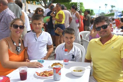 María junto a sus hijos Martín y Diego y su marido Diego.