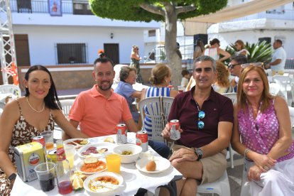 Lola, Magda, Jorge y Andrés toman paella y carne en salsa en la feria.