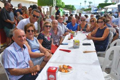 Los padres del alcalde de Antas junto a familiares y amigos.