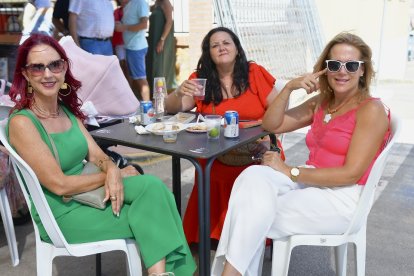 Antonia, Mari Carmen y Carmen en la feria de mediodía de Antas.