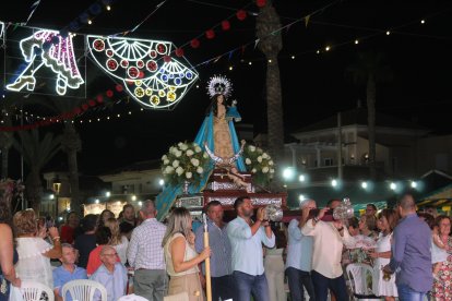La patrona recorre las calles del municipio en procesión.