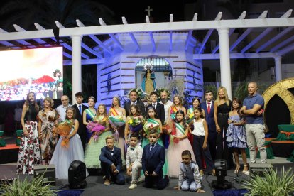 Foto de familia de la gala de las damas y reinas de las Fiestas.