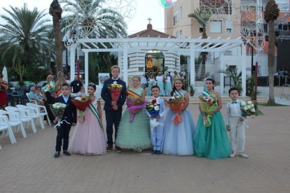 Las damas y reina infantiles en la ofrenda floral a la Virgen.
