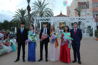 Las damas y reina juveniles en la ofrenda floral a la Virgen.