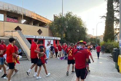 Ambiente en lo exteriores de Los Cármenes.