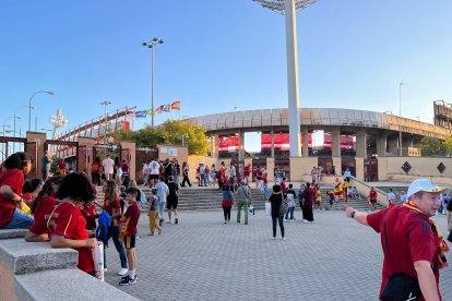 Una afición entregada en la previa del España-Chipre.