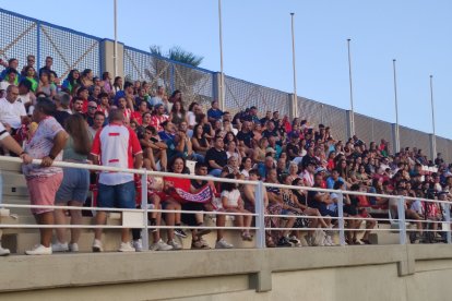 Unas 500 personas en la grada de La Juventud. 
