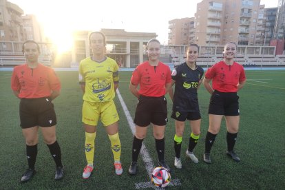 El trío arbitral con las capitanas. 