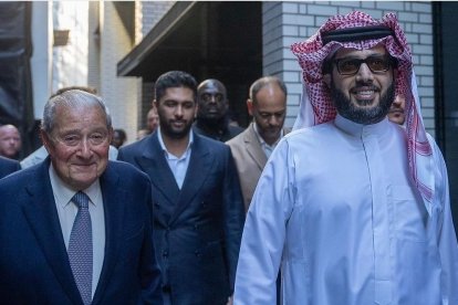 Al presidente del Almería se le ve radiante.