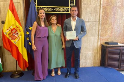 Con la placa de homenaje a \'Melo\'.