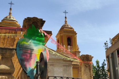 Arte urbano de la Hermandad de la Santa Cena para engalanar la plaza de San Pedro.