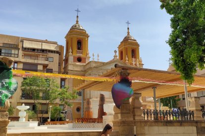 Arte urbano de la Hermandad de la Santa Cena para engalanar la plaza de San Pedro.