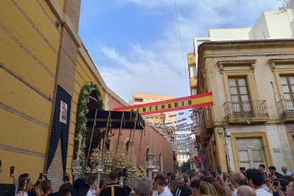 Salida del palio de los Dolores desde la iglesia de San Pedro. 