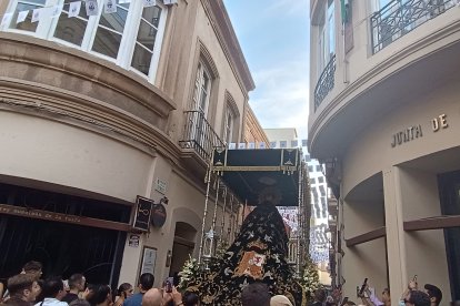 El palio de los Dolores, entrando en la calle de las Tiendas.