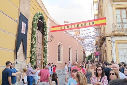 Expectación en la puerta de San Pedro minutos antes de la salida de la procesión.
