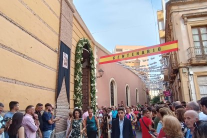 Cortejo formado por hermanos con cirio para acompañar a Nuestra Señora de los Dolores.