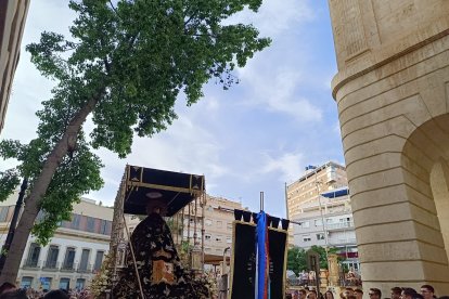 El palio de los Dolores, entrando en la plaza San Pedro. 