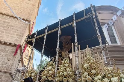 El palio de los Dolores, llegando a la calle de las Tiendas. 