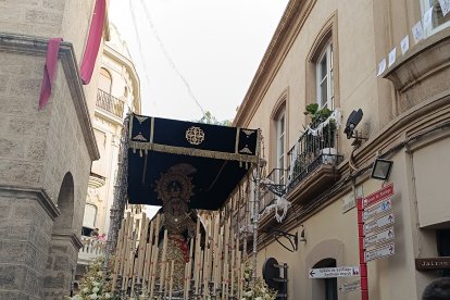 Nuestra Señora de los Dolores, ante la iglesia de Santiago.