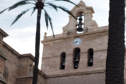 Los Dolores del Sepulcro, ante la torre de la Catedral de Almería. Foto de Boni Blanco.
