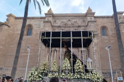 Los Dolores del Sepulcro, ante la Catedral de Almería. Foto de Boni Blanco.
