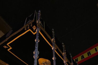 Primer plano del palio de Nuestra Señora de los Dolores. Foto de Boni Blanco.
